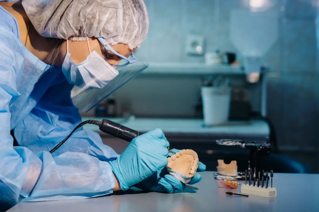 Shutterstock_aProteza - Techsvět Laborantka vyrábí protézu