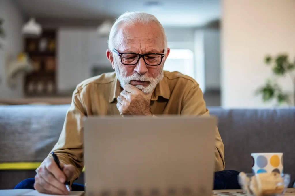 Shutterstock_aSnrKomp - Techsvět Senior pracuje na počítači