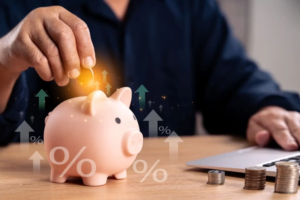 Shutterstock_aaaM1 - Techsvět muž hází mince do prasátka