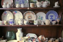 police s porcelánem