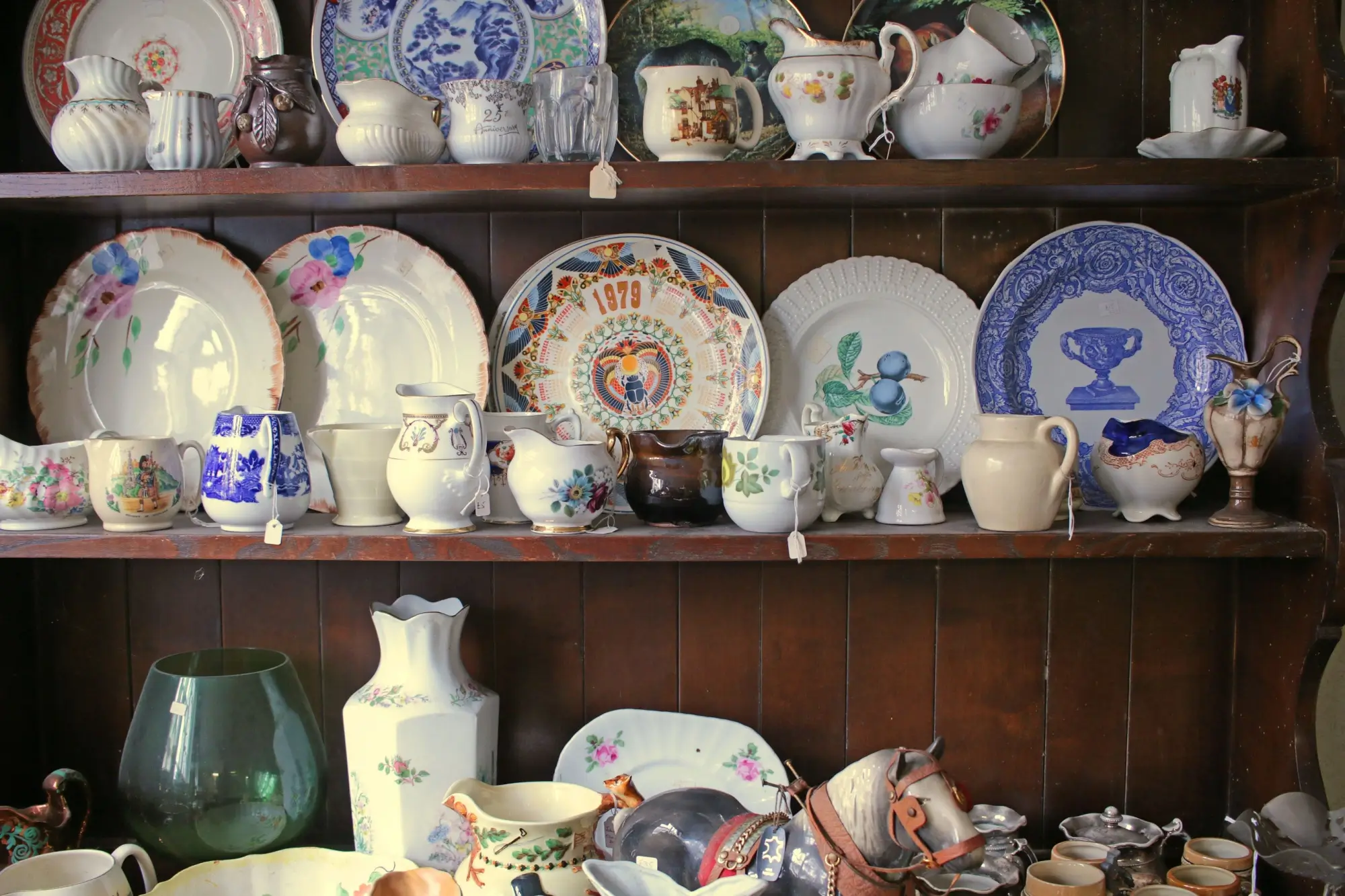 police s porcelánem