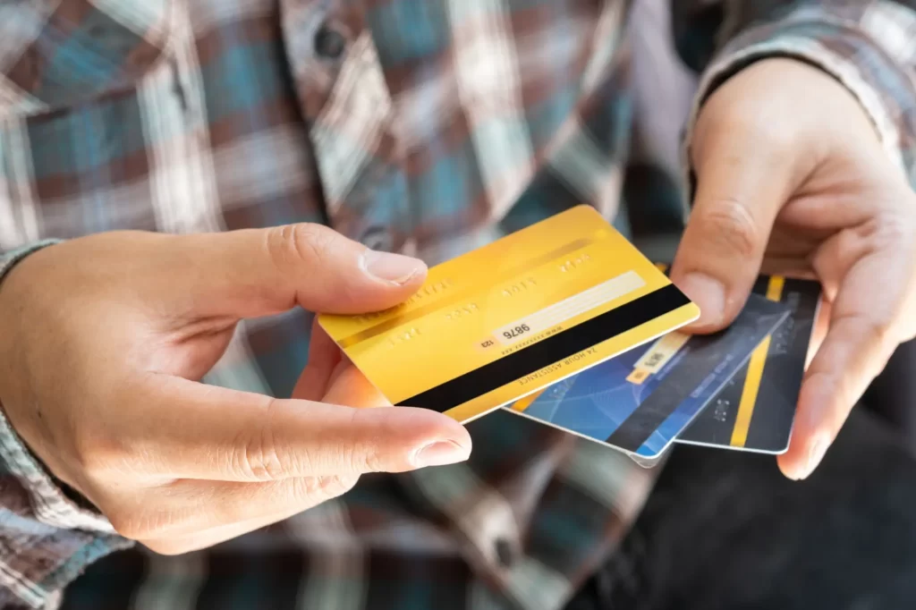 Shutterstock_atm1 - Techsvět platební karty v ruce