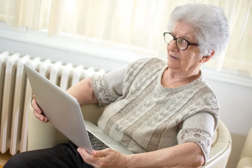 Shutterstock_babapoct - Techsvět Seniorka se dívá na notebook
