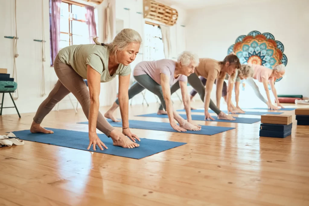 Shutterstock_babyJoga - Techsvět Seniorky cvičí jogu