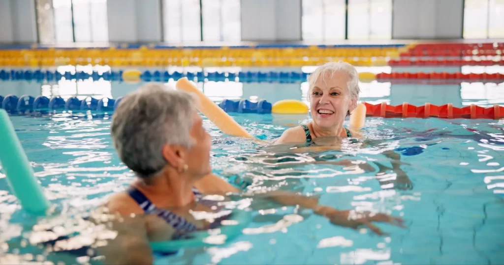Shutterstock_babyplavou - Techsvět Dvě seniorky plavou v bazénu