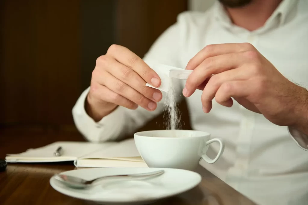 Shutterstock_coff1 - Techsvět Husák si sype cukr do kafe