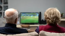 Husák s manželkou sledují televizi