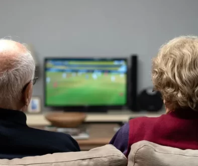 Husák s manželkou sledují televizi
