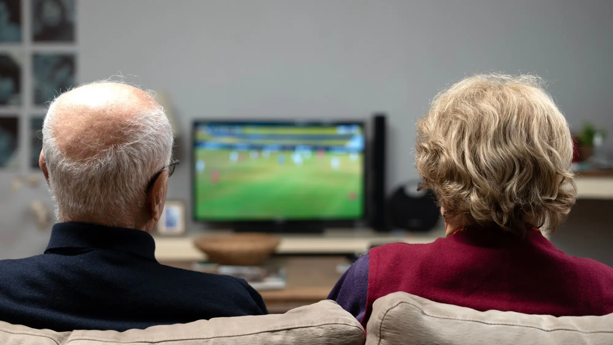 Husák s manželkou sledují televizi