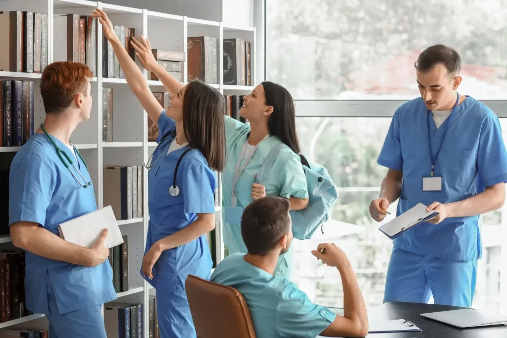 Shutterstock_lekarU - Techsvět skupina mediků v knihovně