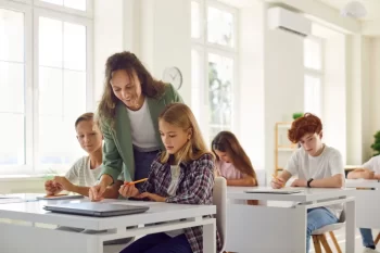 školní třída s učitelkou a dětmi
