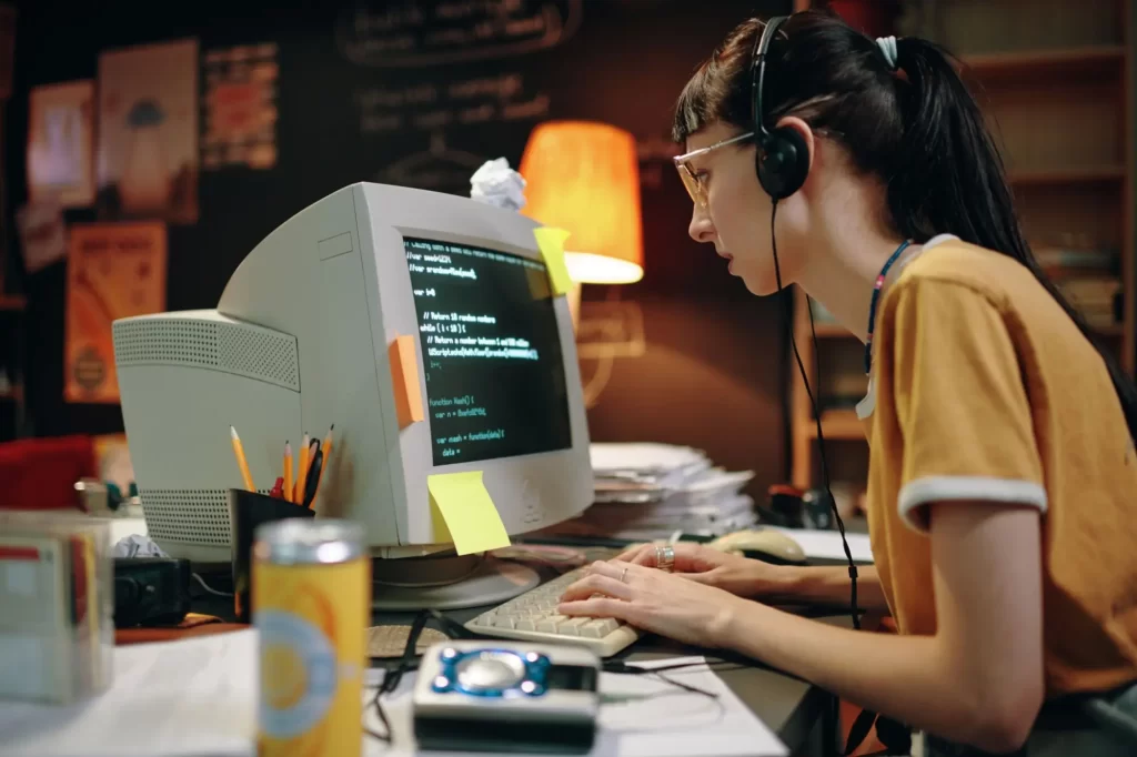 Shutterstock_vintageComp - Techsvět Dívka pracuje na počítači