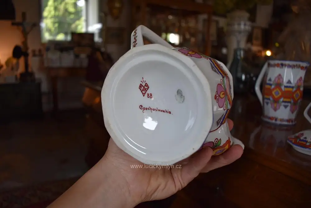 Signatury mohou mít různou podobu. Mohou to být písmena, číslice nebo malé grafické prvky. - Techsvět signatura Czechoslovakia 88