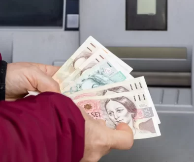 Muž vybírá peníze z bankomatu