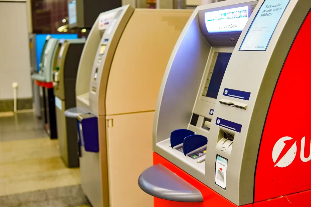atm2 - Techsvět Řada bankomatů různých bank umístěných v interiéru, pravděpodobně v obchodním centru