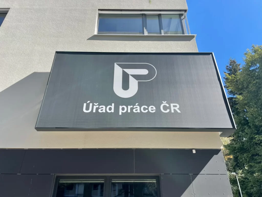 auto3 - Techsvět Fotografie moderní budovy s výraznou cedulí „Úřad práce ČR“.