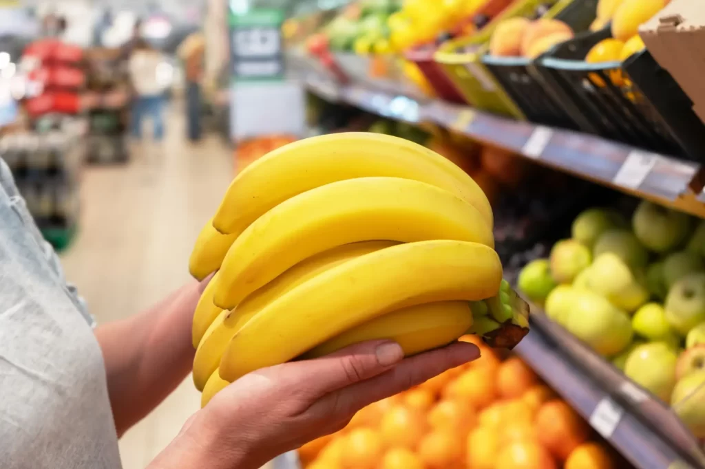 banán2 - Techsvět Žena kupující banány v supermarketu.