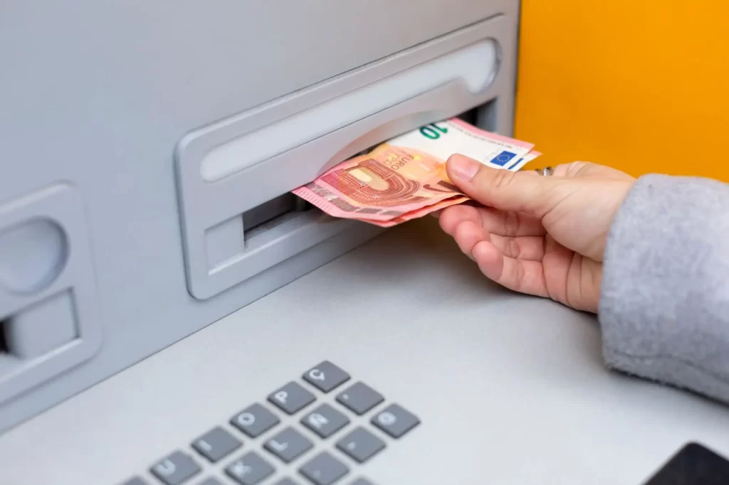 bankomat2 - Techsvět Muž vybírající peníze z bankomatu.