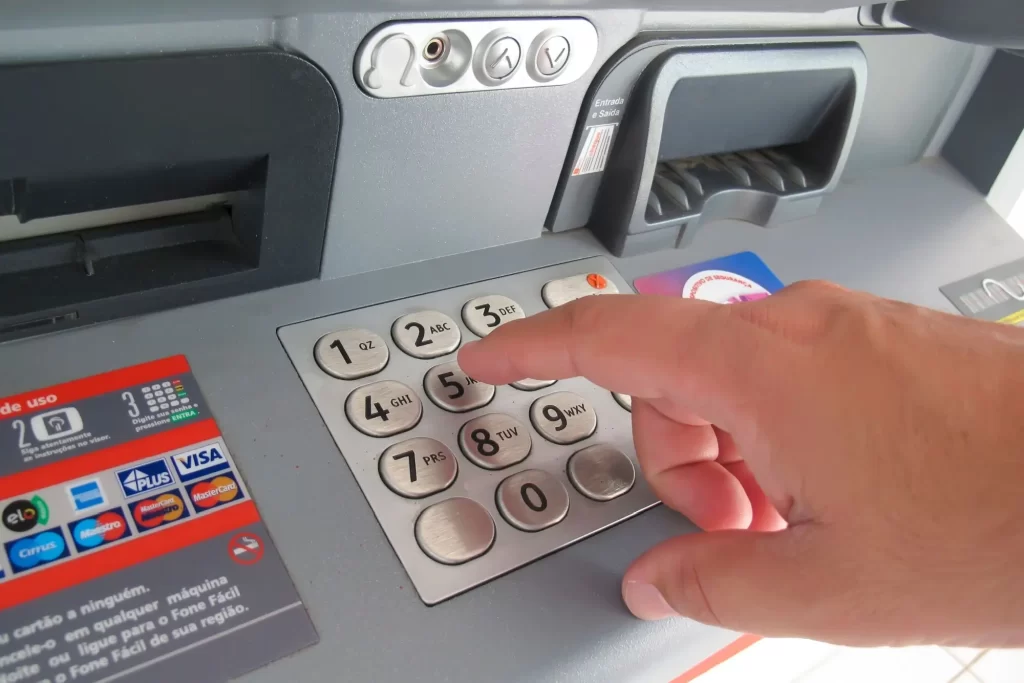 bankomat3 - Techsvět Muž vybírající peníze z bankomatu.