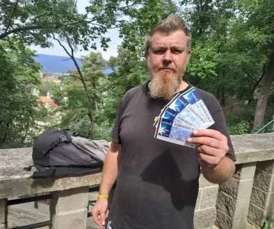 Muž se stravenkami