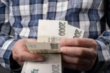 Muž v kostkované košili počítá peníze