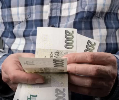 Muž v kostkované košili počítá peníze