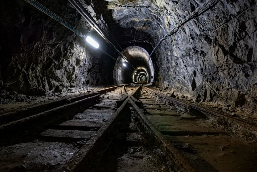 hor2 - Techsvět Podzemní důlní štola s kolejovým vedením