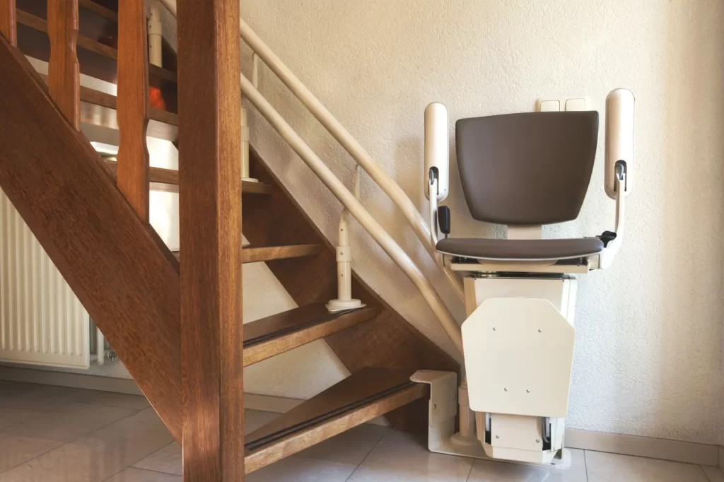 koupelna2 - Techsvět Schodišťová sedačka instalovaná podél vnitřního schodiště v domě.