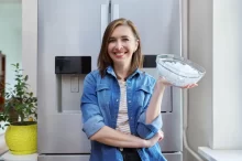 Žena držící mísu s připraveným ledem.