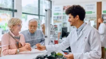 Senioři nakupující léky v lékárně.