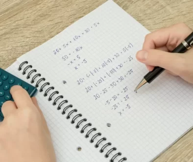 Muž počítá matematickou úlohu.