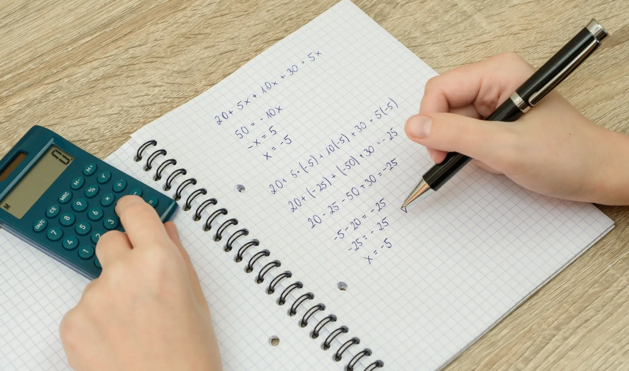 Muž počítá matematickou úlohu.