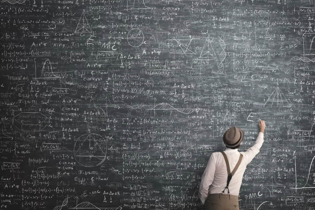 matematika2 - Techsvět Muž píše na tabuli matematickou rovnici.