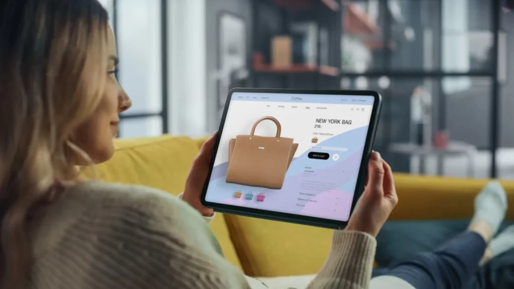 nákup3 - Techsvět Mladá žena drží tablet a nakupuje zboží online.