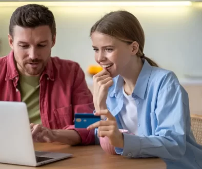 Mladý pár nakupuje online.