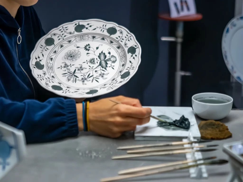 porc3 - Techsvět Žena ručně maluje dekor míšeňského porcelánu