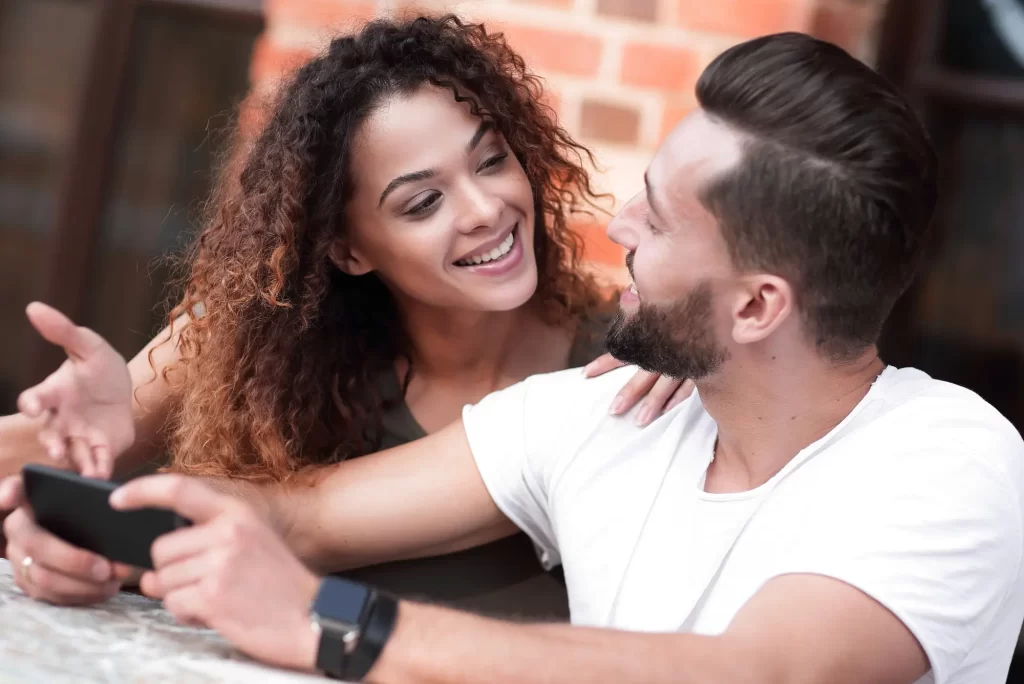 Lvi milují společnost - Techsvět žena flirtuje s mužem