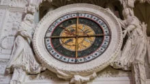 Staré astrologické hodiny na katedrále v Chartres