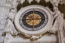 Staré astrologické hodiny na katedrále v Chartres