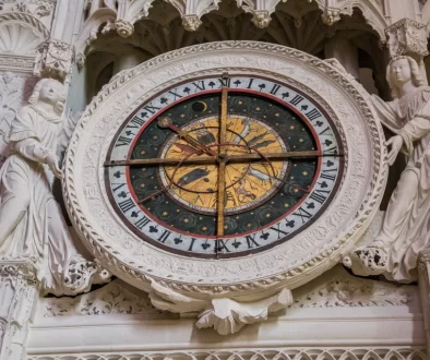 Staré astrologické hodiny na katedrále v Chartres
