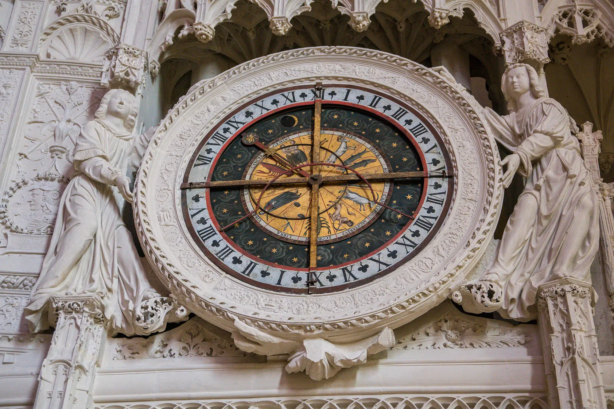 Staré astrologické hodiny na katedrále v Chartres