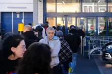 fronta lidí před Lidlem