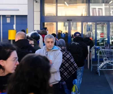 fronta lidí před Lidlem