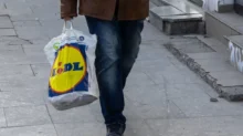 muž nese tašku Lidl