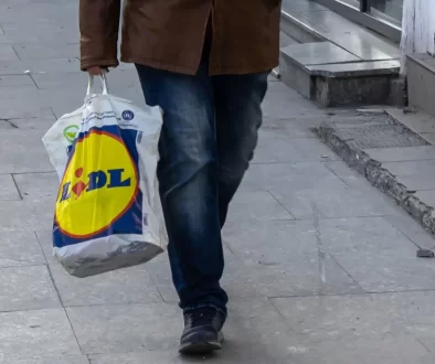 muž nese tašku Lidl