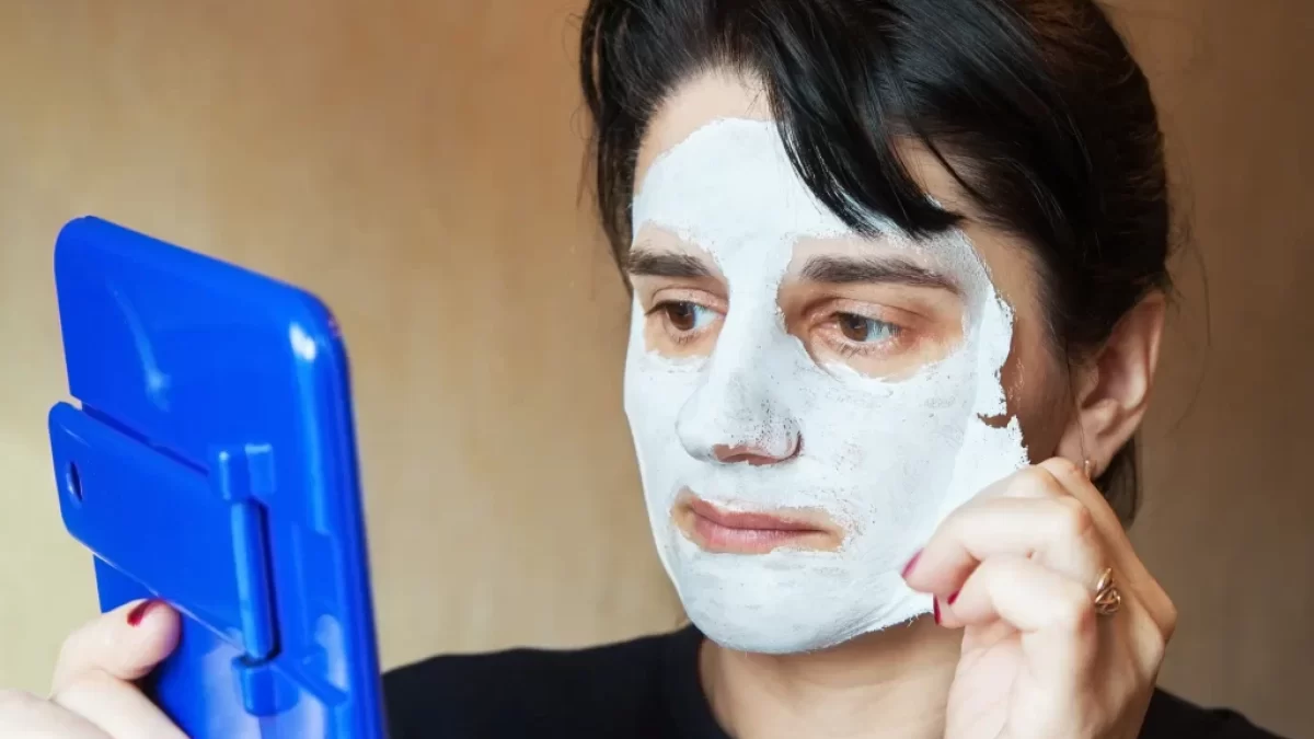 žena si aplikuje pleťovou masku