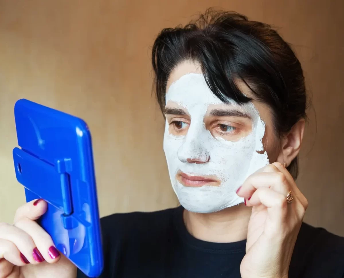 žena si aplikuje pleťovou masku