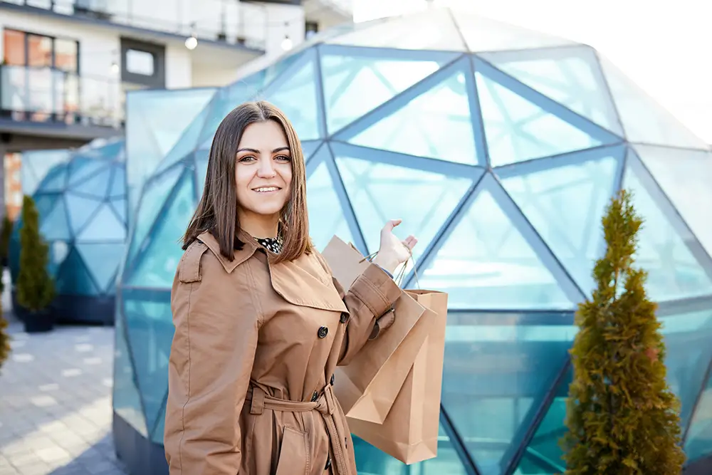 Hnědá je vnímána jako symbol tradice, jistoty a statického myšlení. - Techsvět žena v hnědém trenčkotu