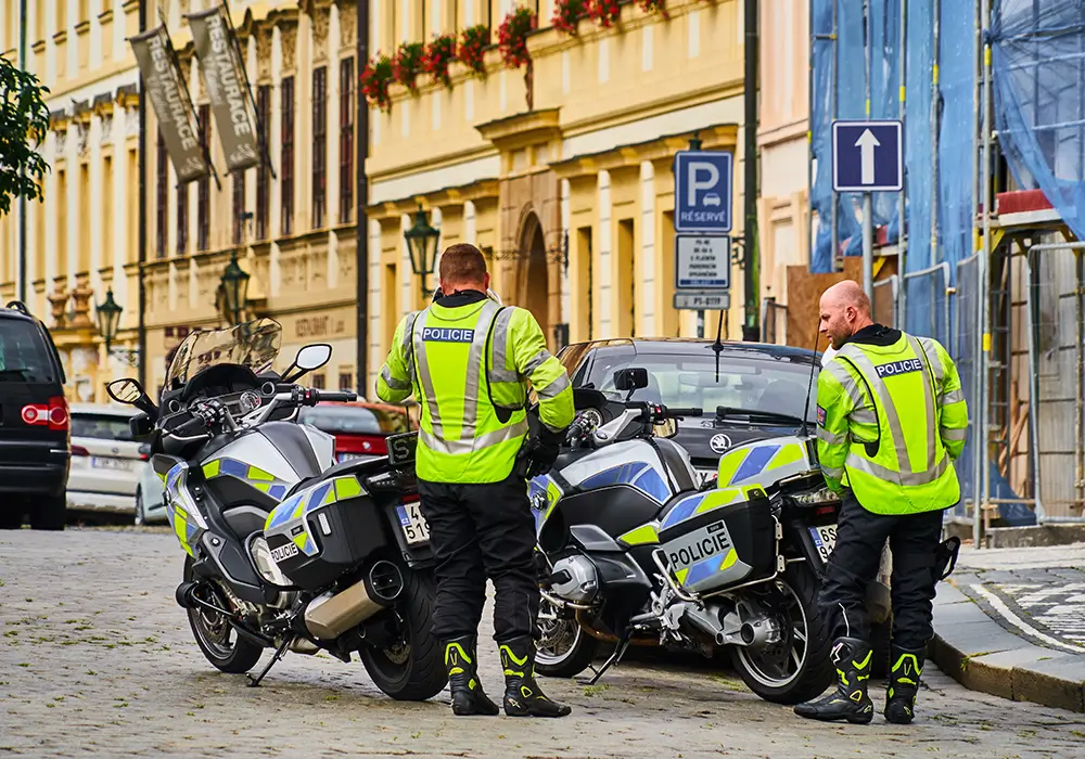 Pražská městská policie dnes čítá bezmála 2 400 zaměstnanců. - Techsvět policisté u motrek v centru města