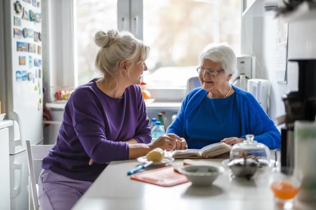 pečovatelka se seniorkou sepisují program na týden